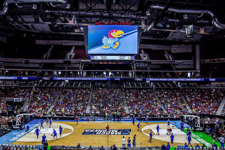 Kansas_Jayhawks_Open_Practice_at_the_2016_March_Madness_Opening_Rounds_(25748751301) (1)