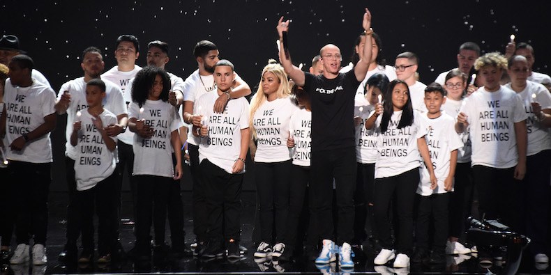 Logic y Ryan Tedder presentan su nueva canción para unir a la comunidad latina, victims, y activistas del tema de la inmigración. 