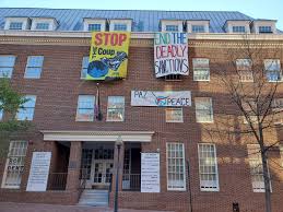 Activistas del grupo Code Pink occuparon la embajada Venezolana en DC para 33 dias