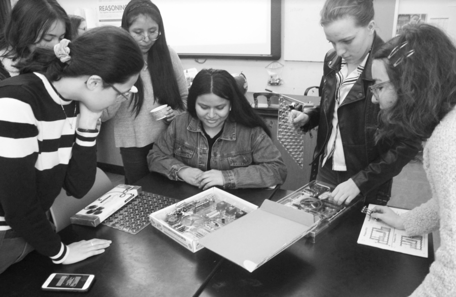 PROMOVIENDO LA DIVERSIDAD- el club de latinos para STEM incentiva a los estudiantes latinos a participar en carreras ciencias tecnológicas donde hay baja representación.