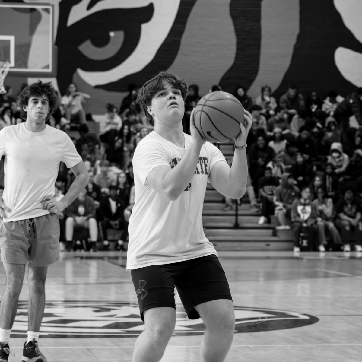 PLAYING+UNDER+PRESSURE+-+Senior+Jackson+Kletter+prepares+to+take+a+shot+at+the+students+versus+staff+basketball+game.+The+Pig+Devils%2C+who+won+the+student+intramural+tournament%2C+fell+short+against+the+staff.